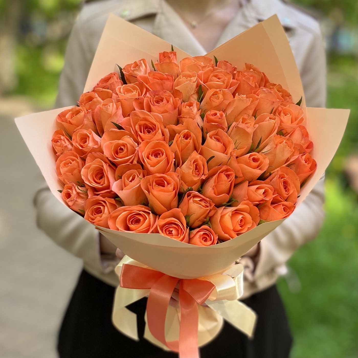 Эксклюзивный букет с пионовидными розами и анемонами до 3000 рублей с доставкой на Женский День Восьмого Марта