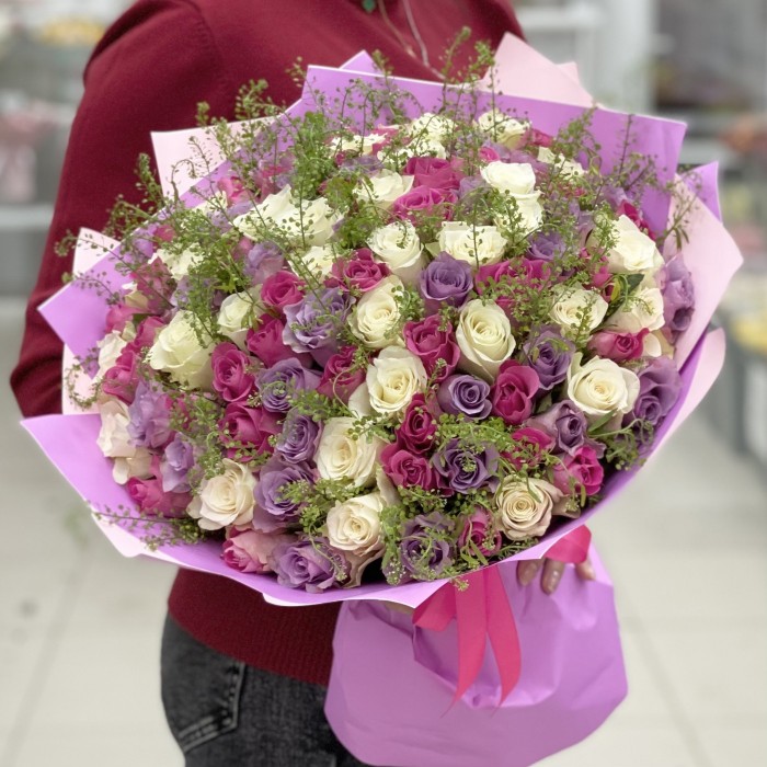 101 роза нежный малиновый микс с гринбел