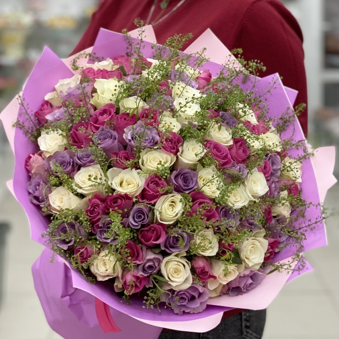 101 роза нежный малиновый микс с гринбел