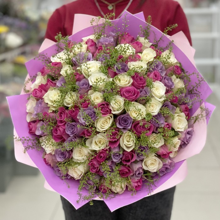 101 роза нежный малиновый микс с гринбел