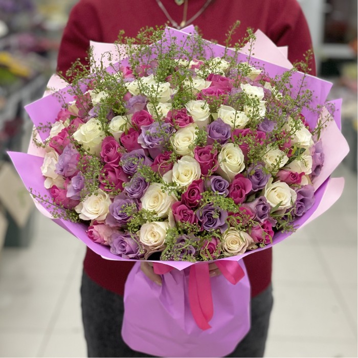 101 роза нежный малиновый микс с гринбел
