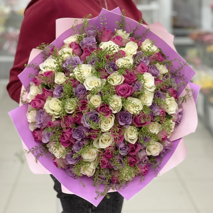 101 роза нежный малиновый микс с гринбел