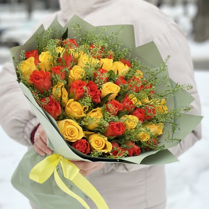 51 роза яркий микс с гринбел