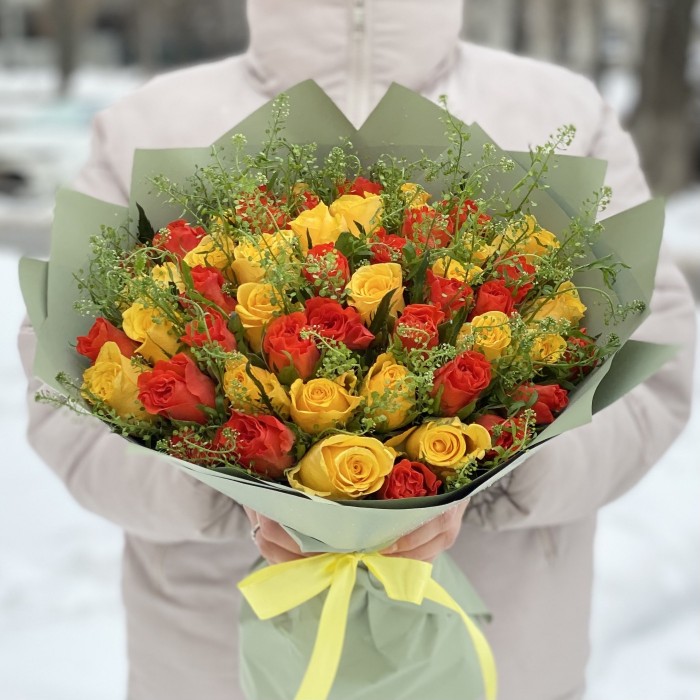 51 роза яркий микс с гринбел