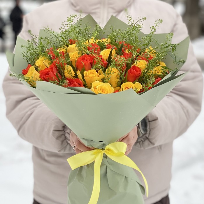 51 роза яркий микс с гринбел