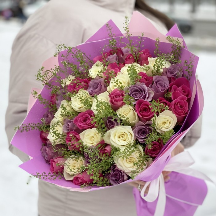 51 роза нежный малиновый микс с гринбел