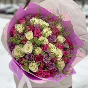 51 роза нежный малиновый микс с гринбел