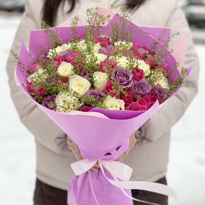 51 роза нежный малиновый микс с гринбел