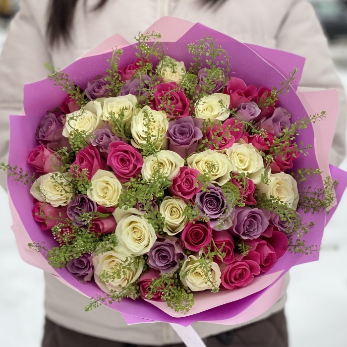 51 роза нежный малиновый микс с гринбел