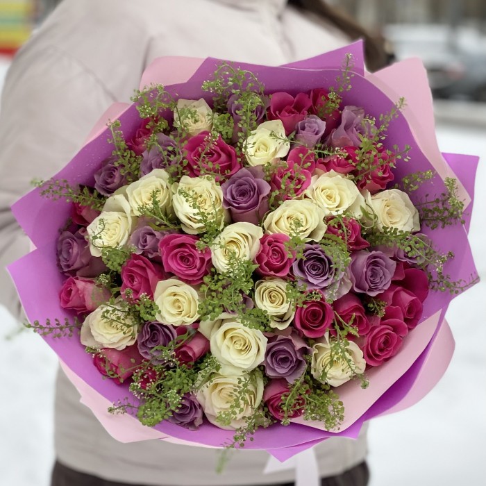 51 роза нежный малиновый микс с гринбел