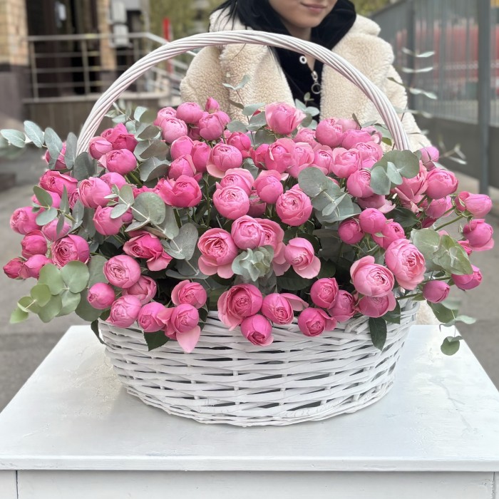 51 пионовидная кустовая роза Сильва Пинк в корзине