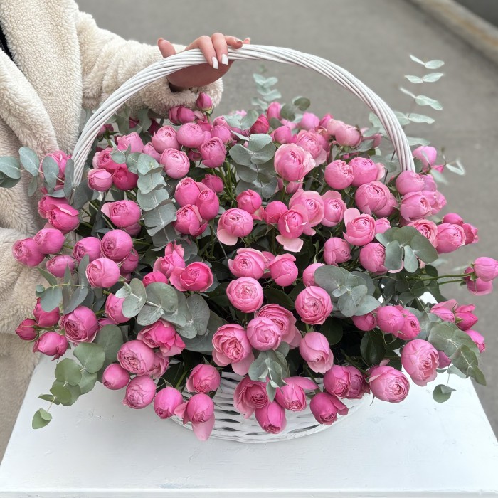 51 пионовидная кустовая роза Сильва Пинк в корзине