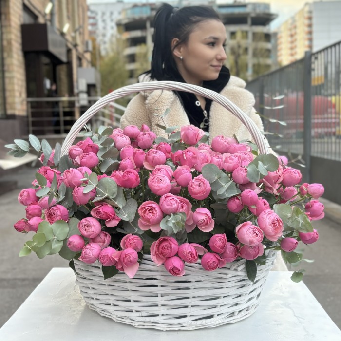 51 пионовидная кустовая роза Сильва Пинк в корзине