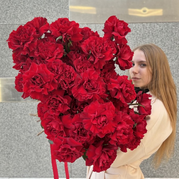 51 пышная красная роза Хартс