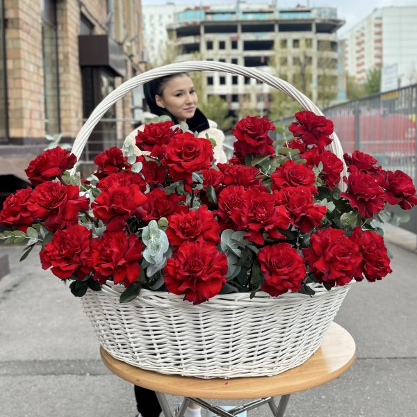 51 пышная красная роза Хартс в корзине