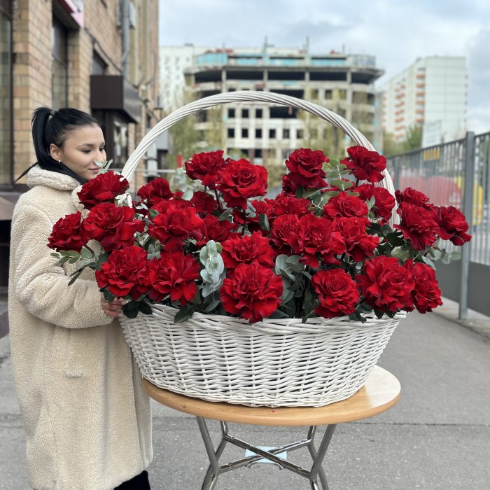 51 пышная красная роза Хартс в корзине