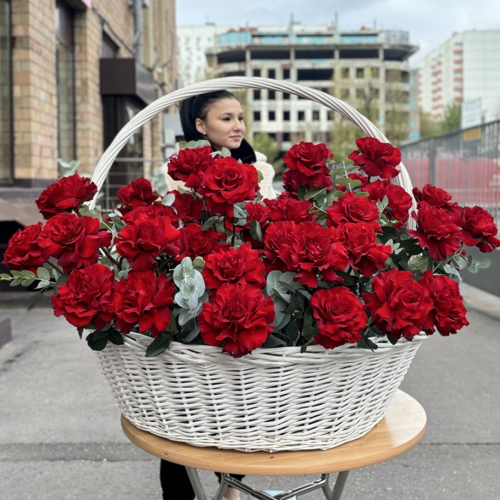 51 пышная красная роза Хартс в корзине