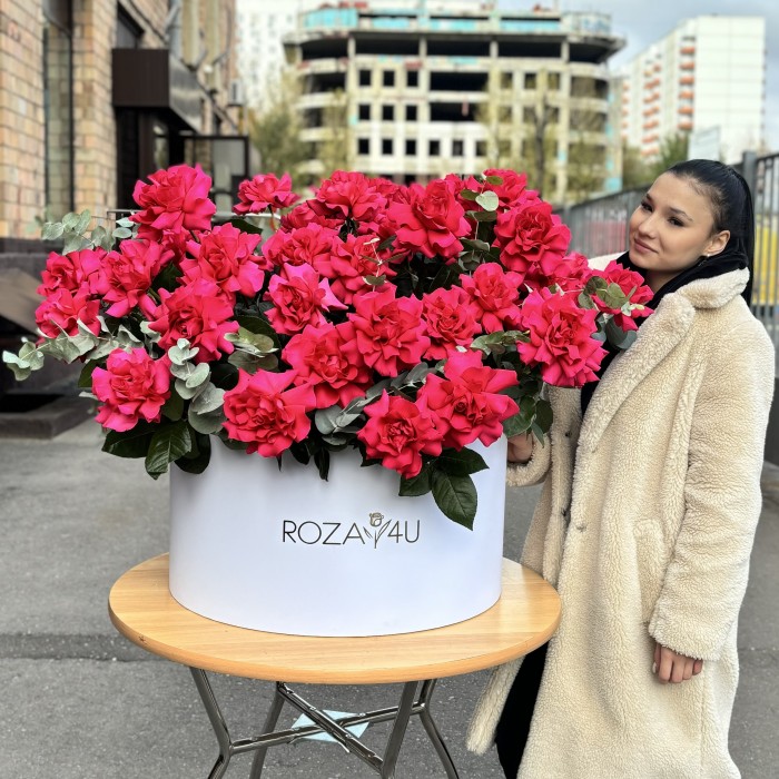 51 пышная малиновая роза с эвкалиптом в белой коробке