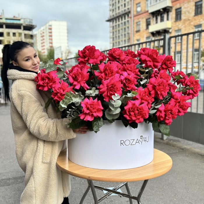 51 пышная малиновая роза с эвкалиптом в белой коробке