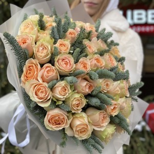 51 кремовая роза Гравити с нобилисом