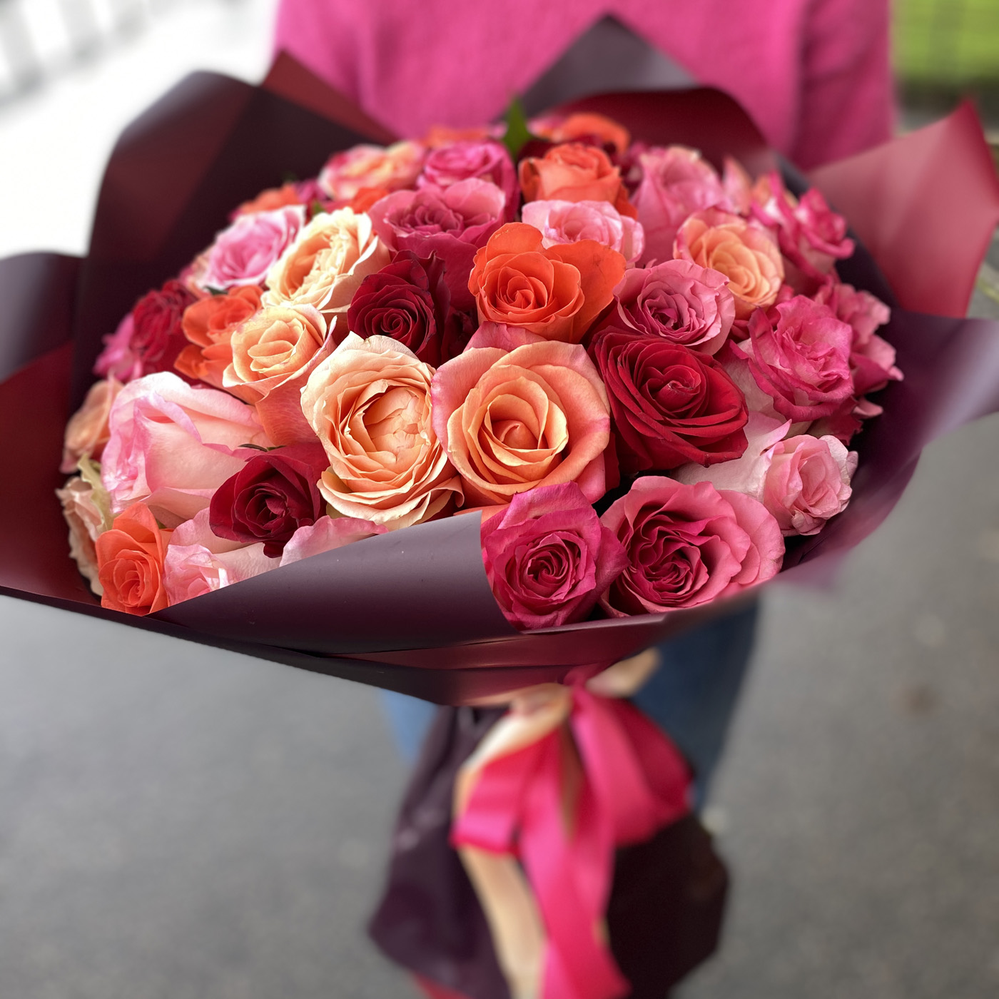 Купить шикарный букет разноцветных роз до 10000 рублей