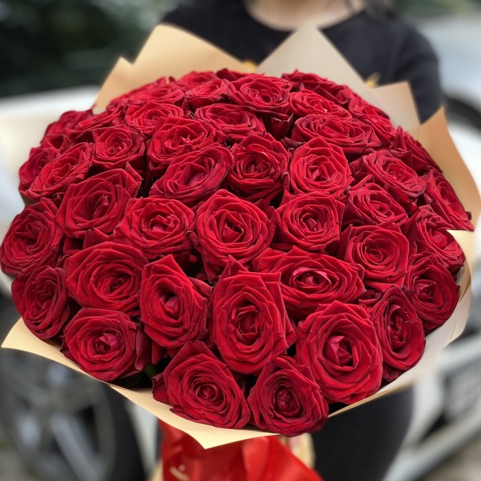 51 красная роза Ред Наоми 50 см