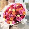 51 роза яркий микс в упаковке