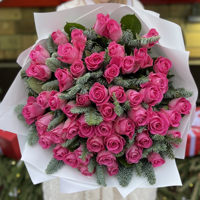 51 розовая роза с нобилисом