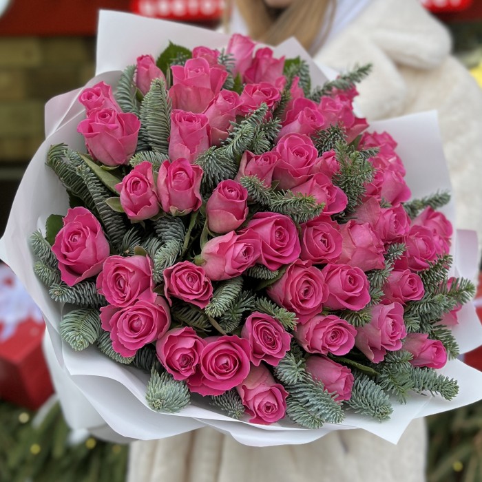 51 розовая роза с нобилисом