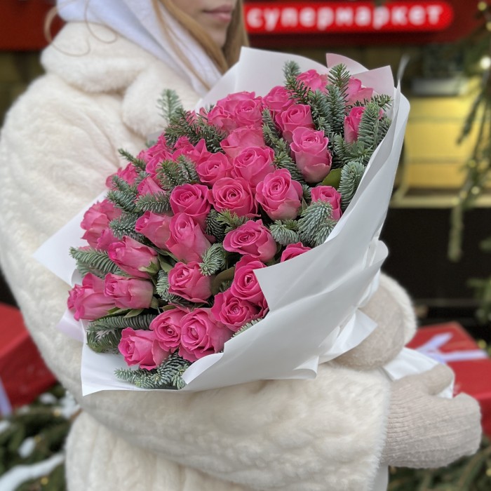 51 розовая роза с нобилисом