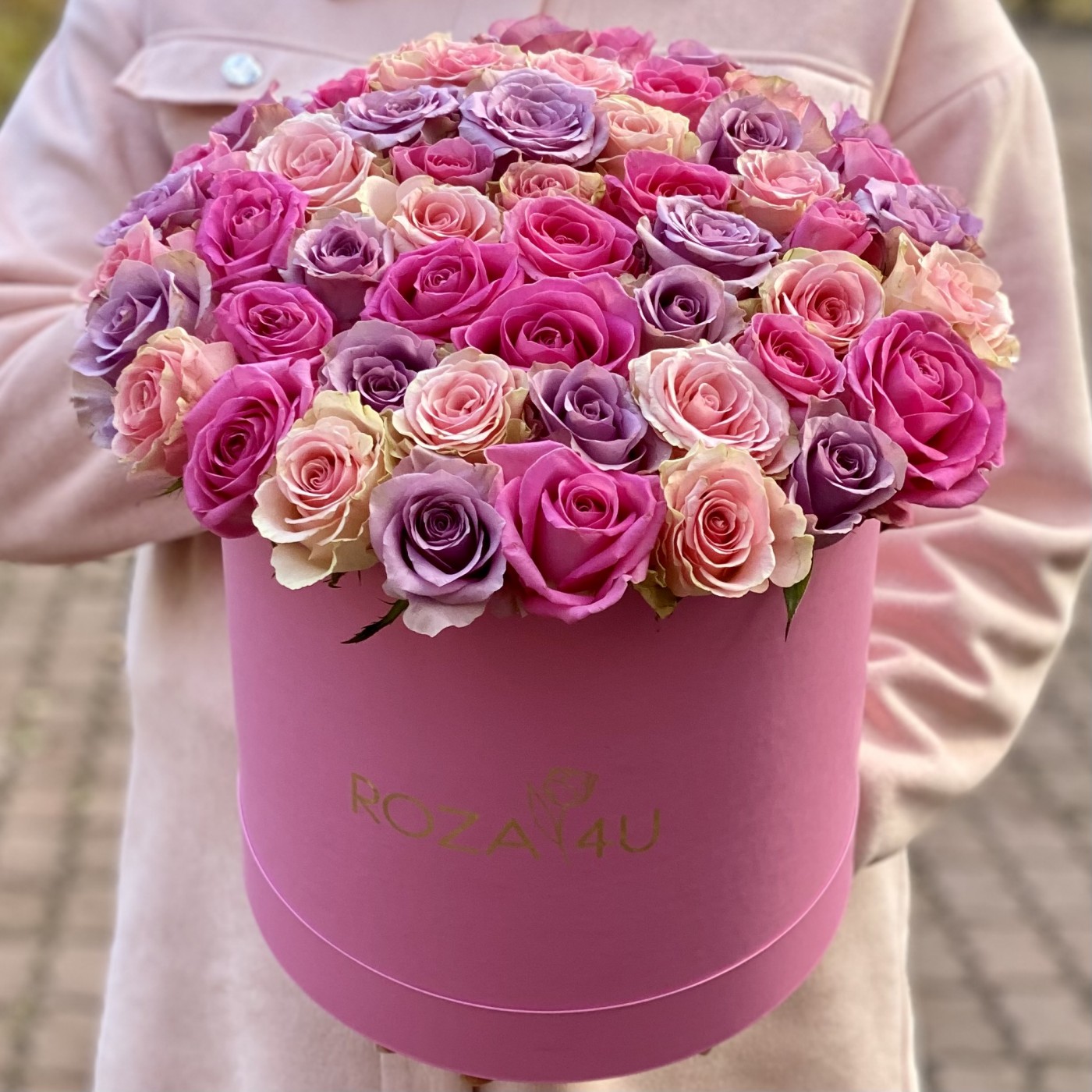 51 роза микс в шляпной коробке | доставка по Москве и области