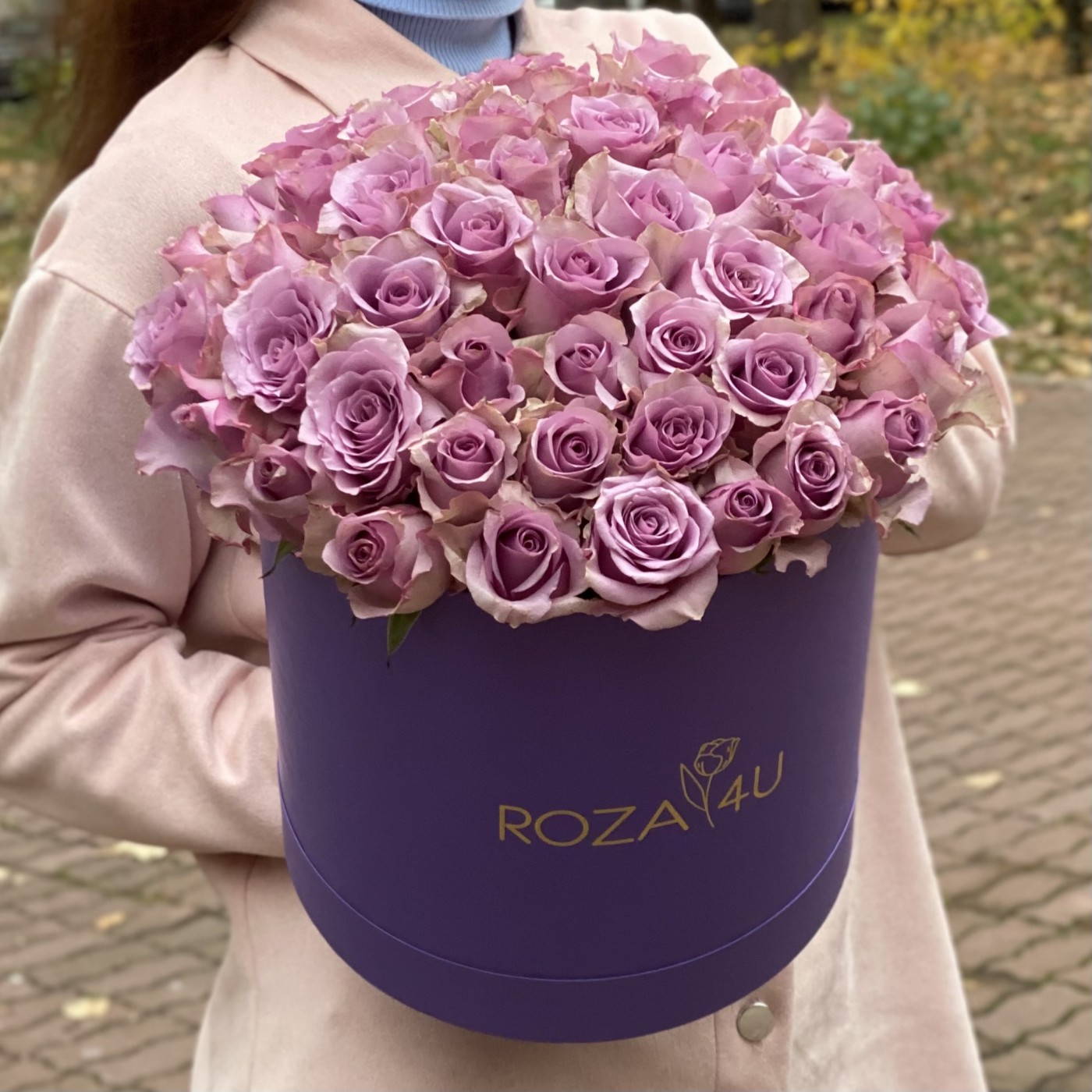 Эксклюзивный букет с сиреневыми розами заказать с доставкой на Женский День Восьмого Марта