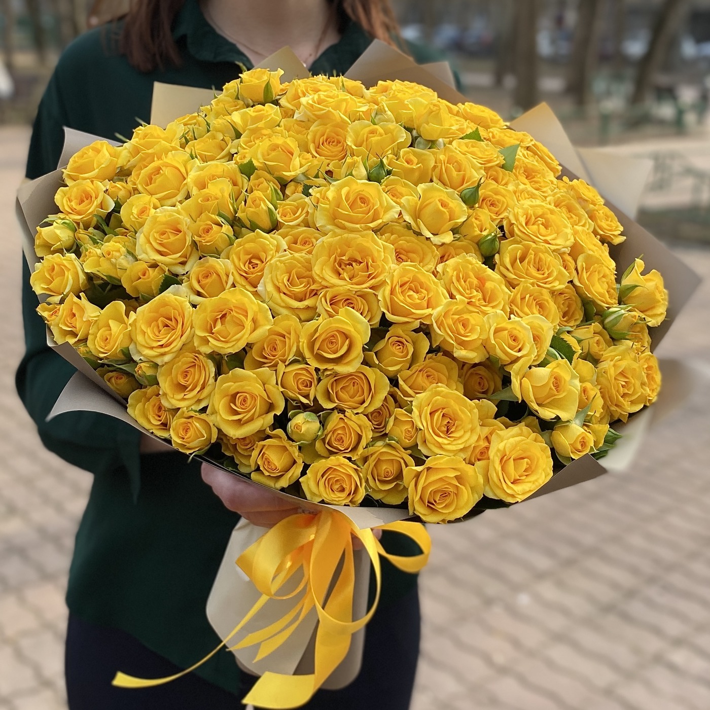 желтые кустовые розы