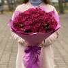 51 малиновая кустовая роза 50 см