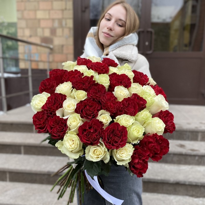 51 белая и красная роза в букете