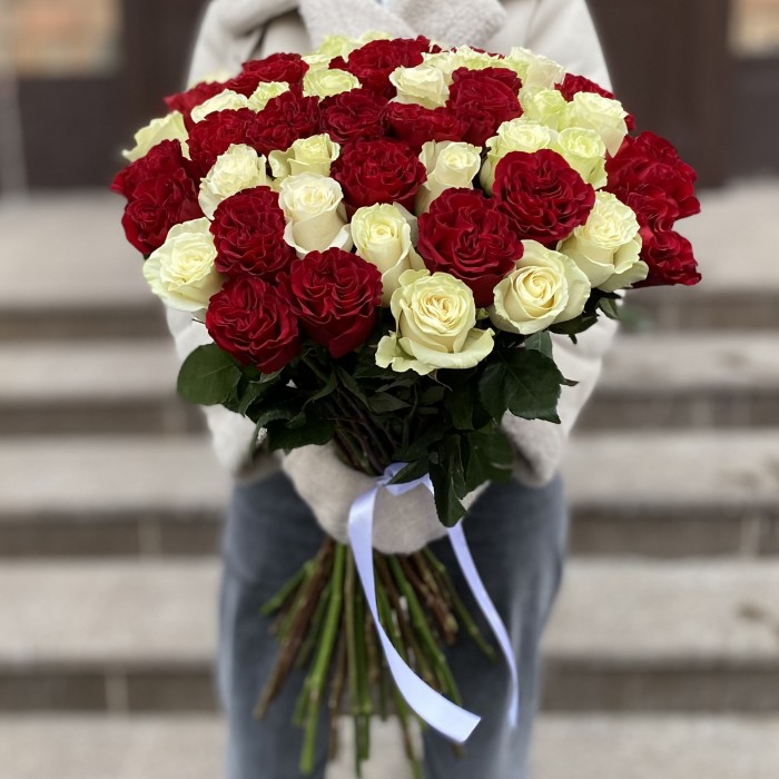 51 белая и красная роза в букете