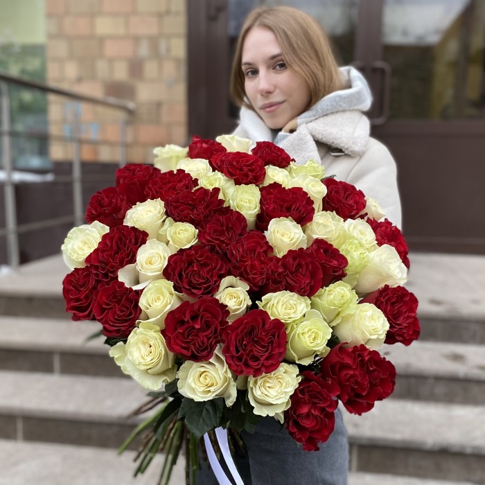 51 белая и красная роза в букете