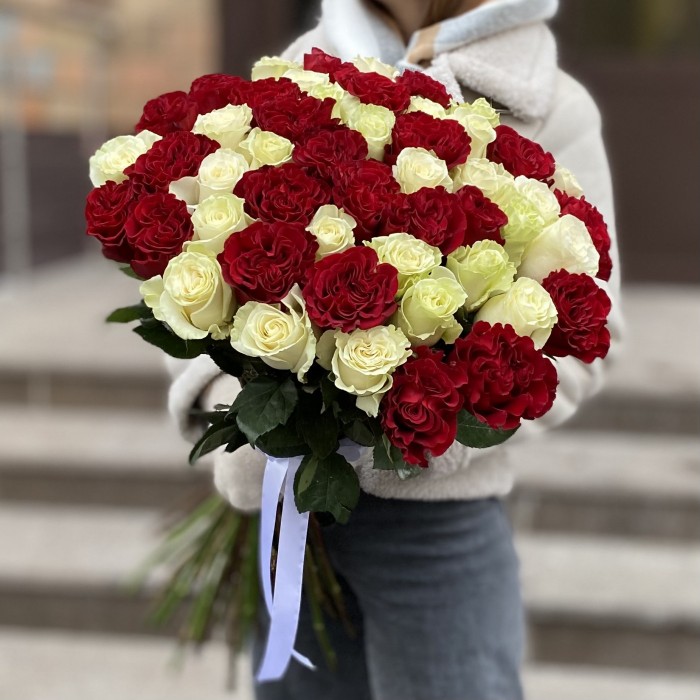 51 белая и красная роза в букете