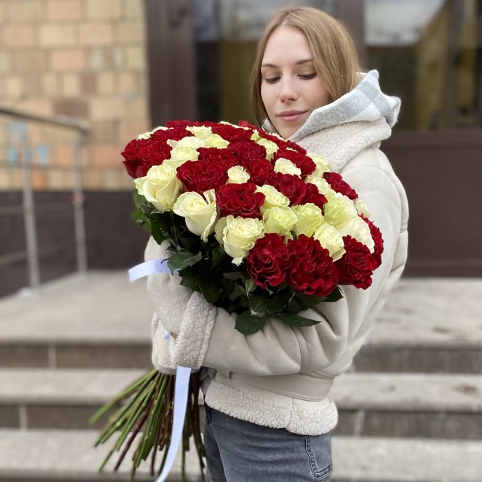 51 белая и красная роза в букете