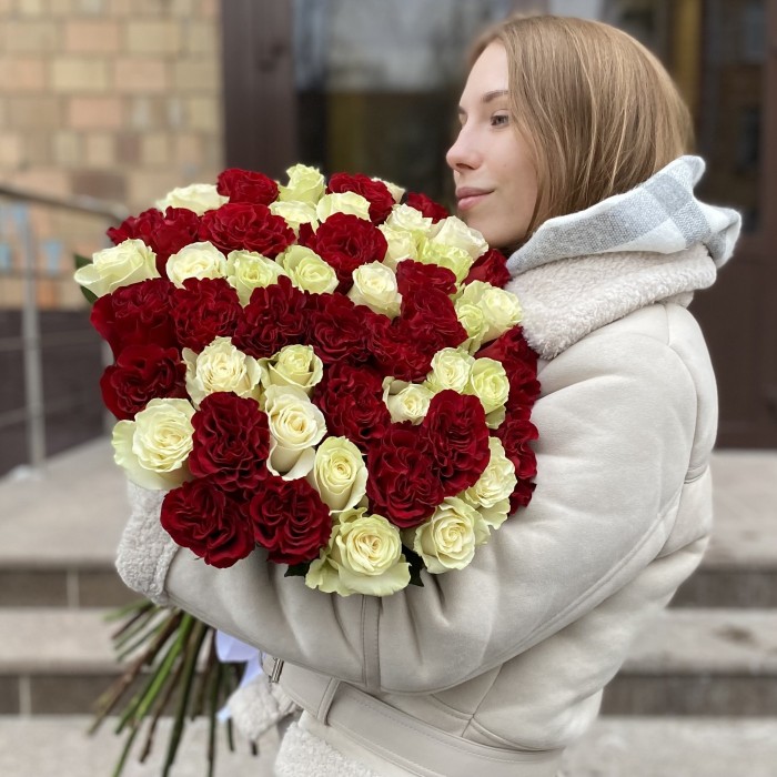 51 белая и красная роза в букете