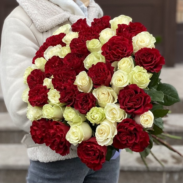 51 белая и красная роза в букете