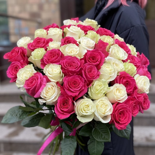 51 белая и малиновая роза в букете