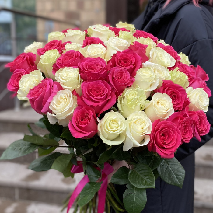 51 белая и малиновая роза в букете