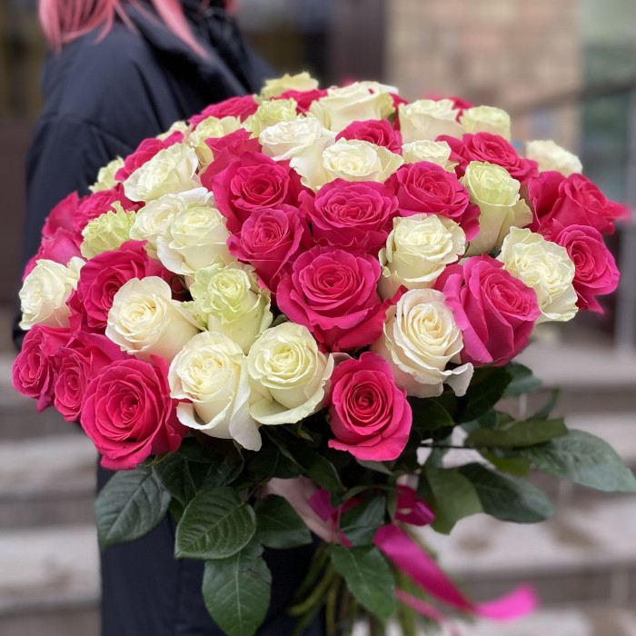 51 белая и малиновая роза в букете