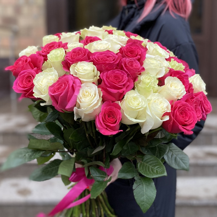 51 белая и малиновая роза в букете