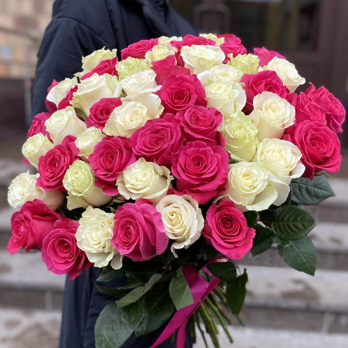 51 белая и малиновая роза в букете