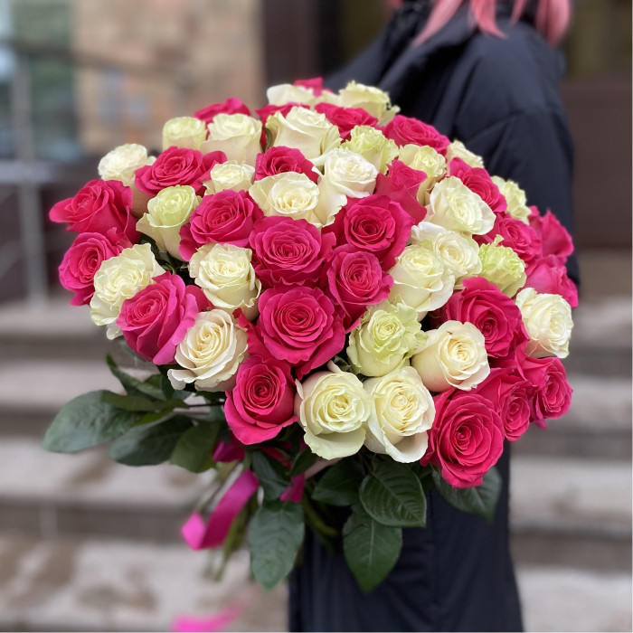 51 белая и малиновая роза в букете