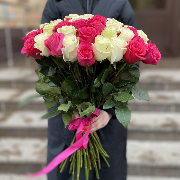 51 белая и малиновая роза в букете