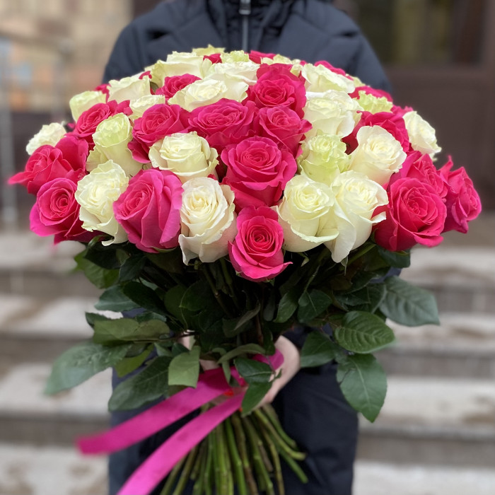 51 белая и малиновая роза в букете