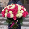51 белая и малиновая роза в букете